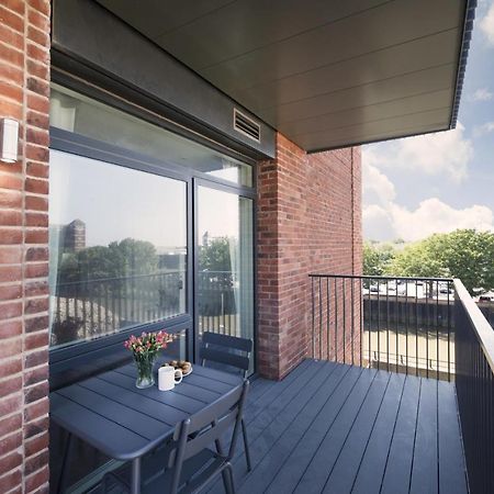 Modern Studios And Apartments At Barking Wharf In Лондон Екстериор снимка